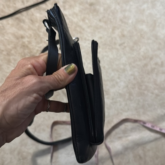 Fossil Black Leather Crossbody Bag
Unisex built in zippered wallet great travel - Picture 13 of 13